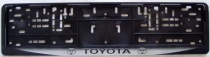 Рамка номерного знака с защелкой черная/серебро TOYOTA рельеф Рамка номерного знака с защелкой черная/серебро TOYOTA рельеф